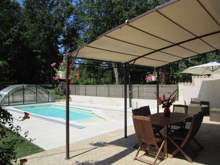 Location de vacances - Gîte à Saint-Laurent-des-Hommes - Vue sur la terrasse - coin repas