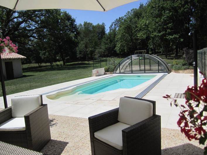 Location de vacances - Gîte à Saint-Laurent-des-Hommes - Vue de la terrasse - coin salon de jardin