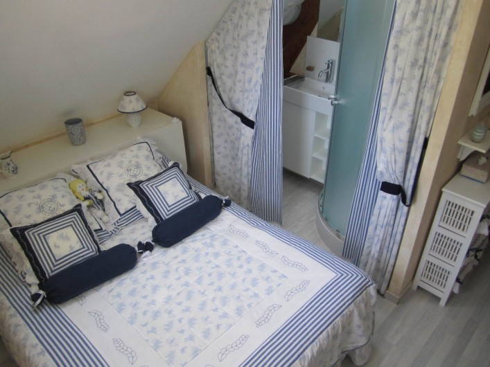 Location de vacances - Gîte à Saint-Laurent-des-Hommes - Chambre n°2 (étage) avec coin lavabo et douche