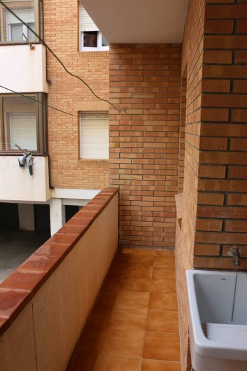 Location de vacances - Appartement à Llançà - Balcon attenant à la cuisine avec machine à laver le linge et étendoir.