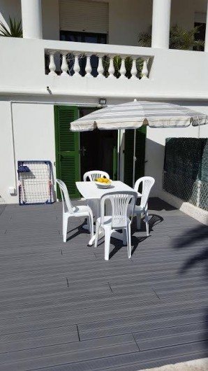 Location de vacances - Studio à Juan les Pins - Terrasse refaite en mars 2017 (image de mars 2017 sous le soleil)