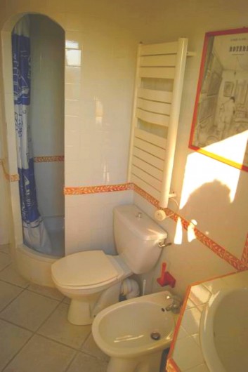 Location de vacances - Studio à Cagnes-sur-Mer - Salle de bain avec toilette (douche, WC, bidet) du studio Francy