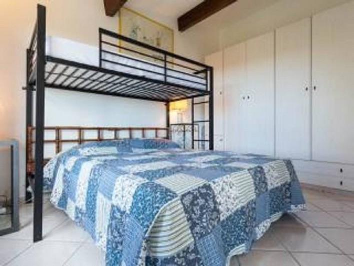 Location de vacances - Studio à Cagnes-sur-Mer - Chambre lit avec son placard du studio Francy