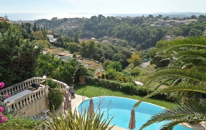 Location de vacances - Studio à Cagnes-sur-Mer - Vue de la piscine et de la terrasse