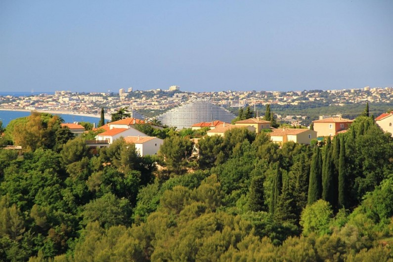 Location de vacances - Studio à Cagnes-sur-Mer - Panorama de la colline en face et de Villeneuve Loubet