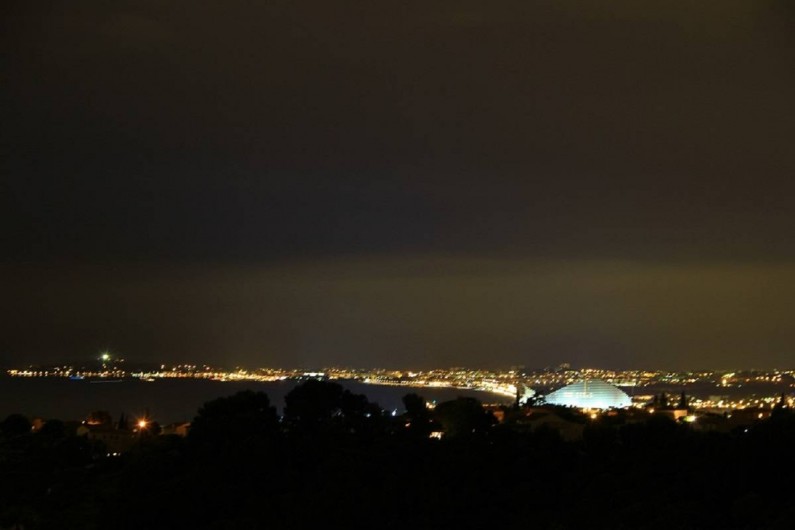 Location de vacances - Studio à Cagnes-sur-Mer - Vue du golfe d'Antibes la nuit