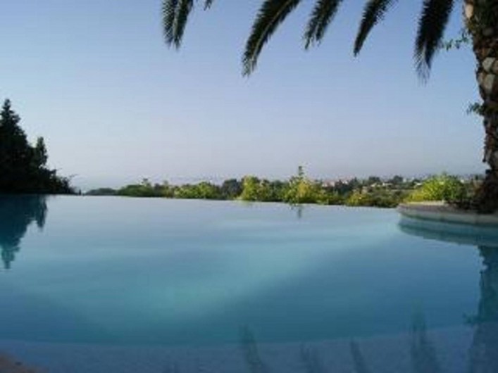 Location de vacances - Studio à Cagnes-sur-Mer - Vue piscine avec son panorama avec la mer