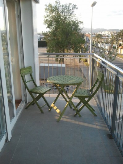 Location de vacances - Appartement à Empuriabrava - la petite terrasse ou l on mange(6. 8 personnes