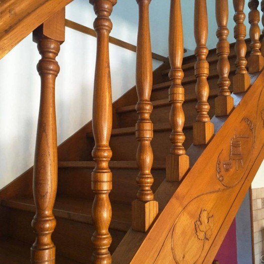 Location de vacances - Gîte à Irouléguy - GITE JARA-BEL ESCALIER SCULPTEE POUR MONTER AUX CHAMBRES