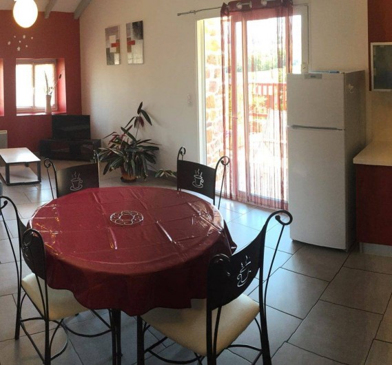 Location de vacances - Gîte à Irouléguy - GITE MUNHOA-CUISINE EQUIPEE-SALON