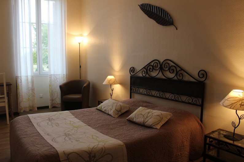 Location de vacances - Chambre d'hôtes à Cubnezais - Suite Cabernet-Sauvignon chambre pour les parents. Située au rez-de-Chaussée