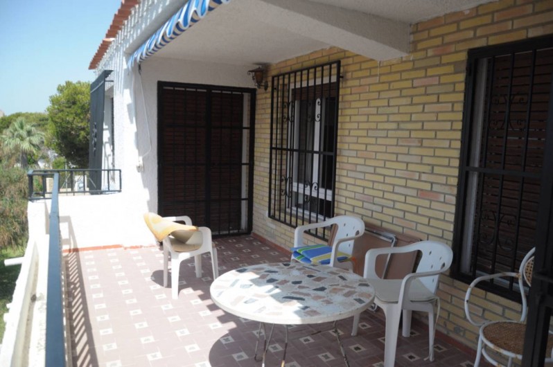Location de vacances - Appartement à Alicante - Terrasse agréable, store déroulant. Table et chaises de jardin.
