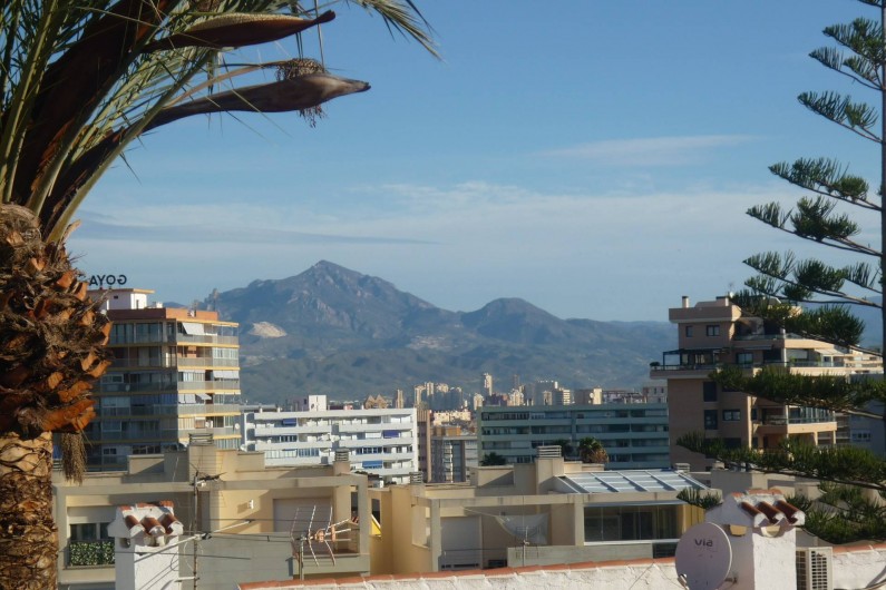 Location de vacances - Appartement à Alicante - la vue du balcon au nord (entrée de la maison).