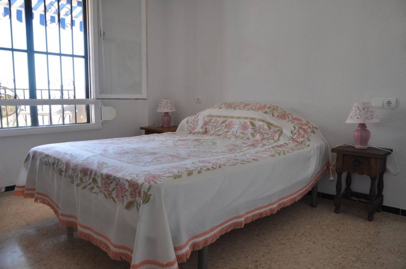 Location de vacances - Appartement à Alicante - Chambre de couple, avec lit neuf. Fenêtre donnant sur terrasse.