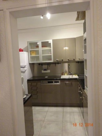 Location de vacances - Appartement à Lunel - cuisine amén, frigo/congel, plaq induct; lave vais, four élect + micro onde