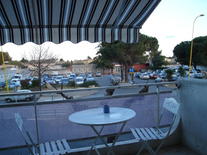 Location de vacances - Appartement à Lunel - balcon avec plancha électrique, vue sur parking