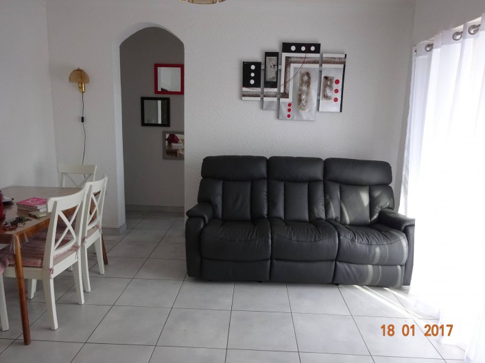 Location de vacances - Appartement à Lunel - salle à manger/salon avec télévision donnant sur le balcon, avec store banne