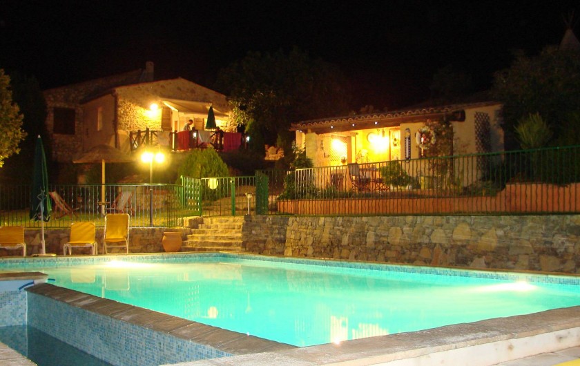 Location de vacances - Gîte à Saint-Martin-de-Pallières - La terrasse de la Bergerie vue sur la piscine