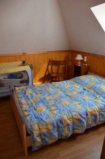 Location de vacances - Gîte à Béganne - chambre 2 lit 120x180  lit bébé 1 commode