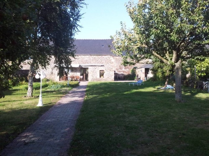 Location de vacances - Chambre d'hôtes à Hirel - la maison vue du jardin
