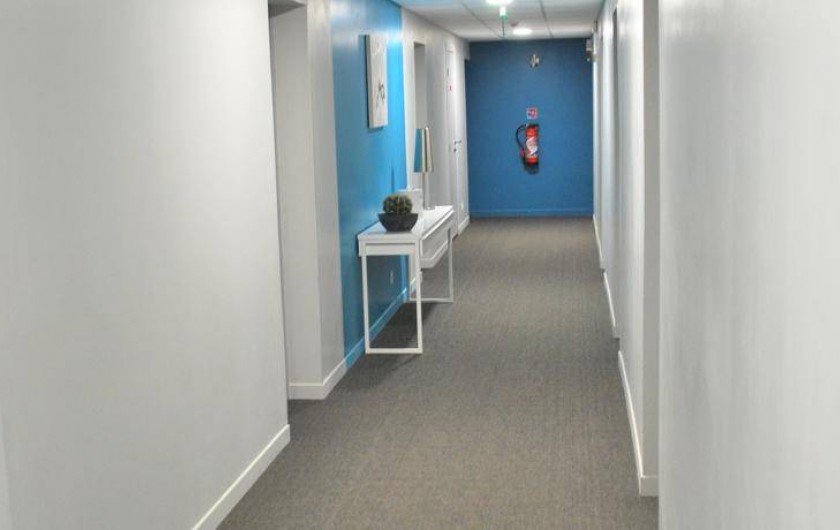 Location de vacances - Hôtel - Auberge à Argelès-sur-Mer - Couloir de chambres de l'hôtel