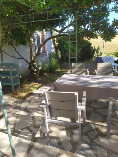Location de vacances - Appartement à Bagnac-sur-Célé - Terrasse privative  située côté ouest