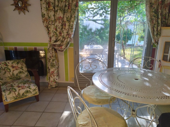 Location de vacances - Appartement à Bagnac-sur-Célé - Séjour donnant sur terrasse ouest