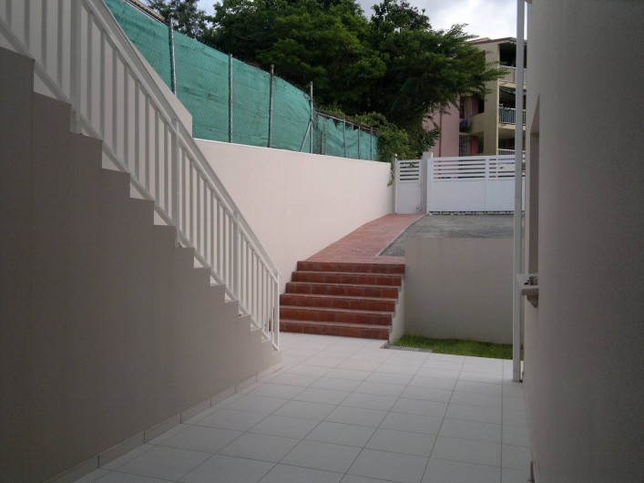 Location de vacances - Maison - Villa à Les Trois-Îlets - entrée parking