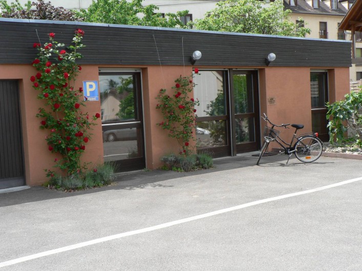 Location de vacances - Gîte à Ribeauville - Extérieur avec parking privatif et vélo