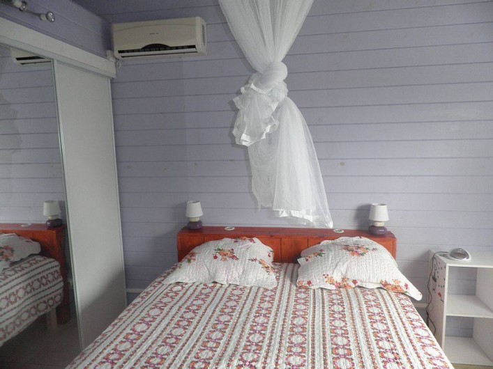 Location de vacances - Villa à Capesterre Belle Eau - chambre 2 grand  lit deux places climatisée