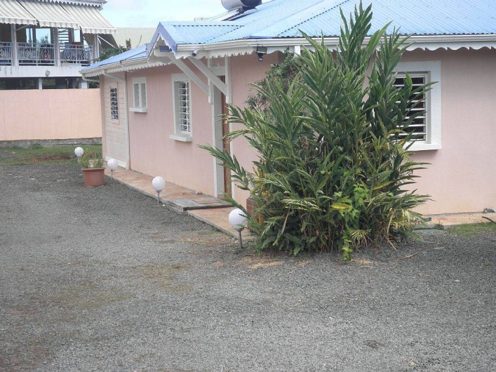 Location de vacances - Villa à Capesterre Belle Eau - vue maison avec parking interrieur