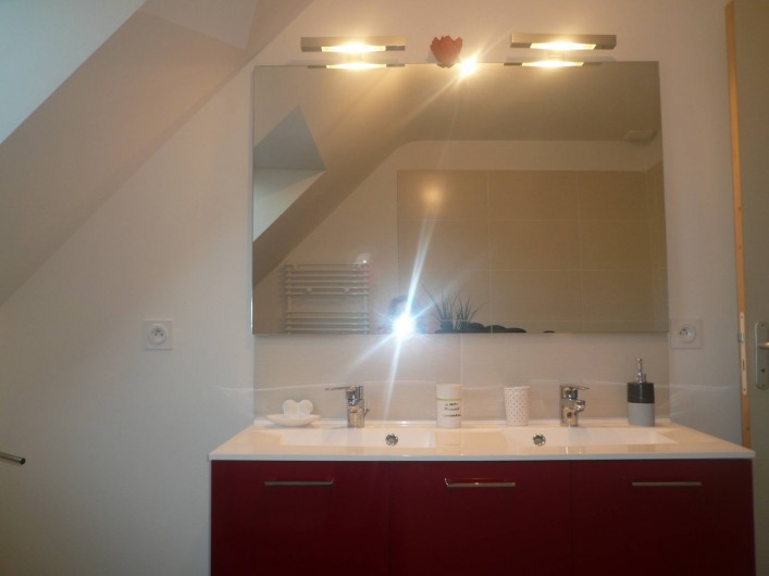 Location de vacances - Maison - Villa à Plouharnel - double vasque - avec  grand miroir