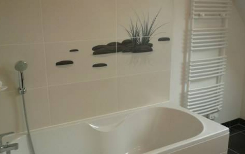 Location de vacances - Maison - Villa à Plouharnel - salle de bain étage meuble double vasque grand miroir sèche serviette