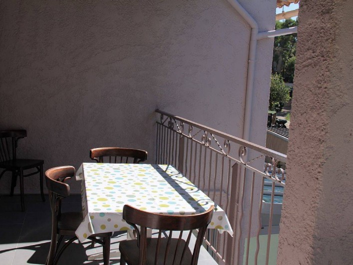 Location de vacances - Appartement à Six-Fours-les-Plages - coin repas terrasse