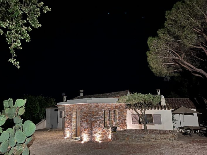 Location de vacances - Villa à Grimaud - La façade de la maison de nuit