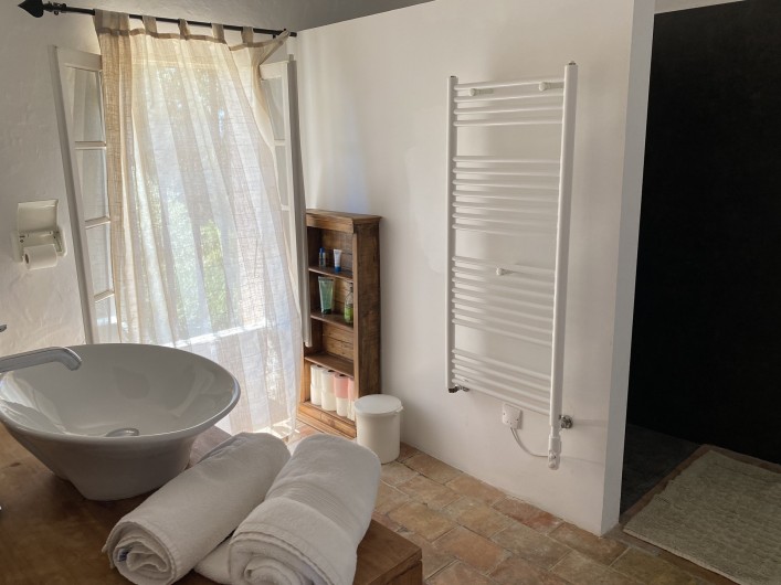 Location de vacances - Villa à Grimaud - salle d'eau attenante à la chambre vue piscine