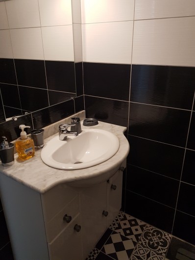 Location de vacances - Appartement à Argelès-sur-Mer - lavabo + miroir