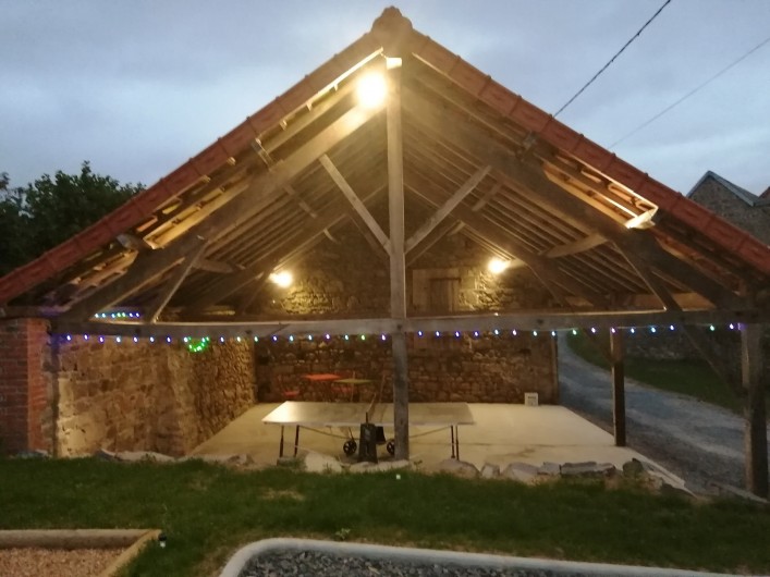 Location de vacances - Gîte à Charensat - Terrasse avec sa table de ping pong