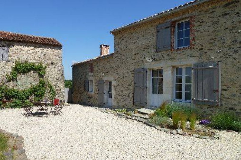 Location de vacances - Gîte à Château-Guibert - Façade sud et entrée de La Métairie