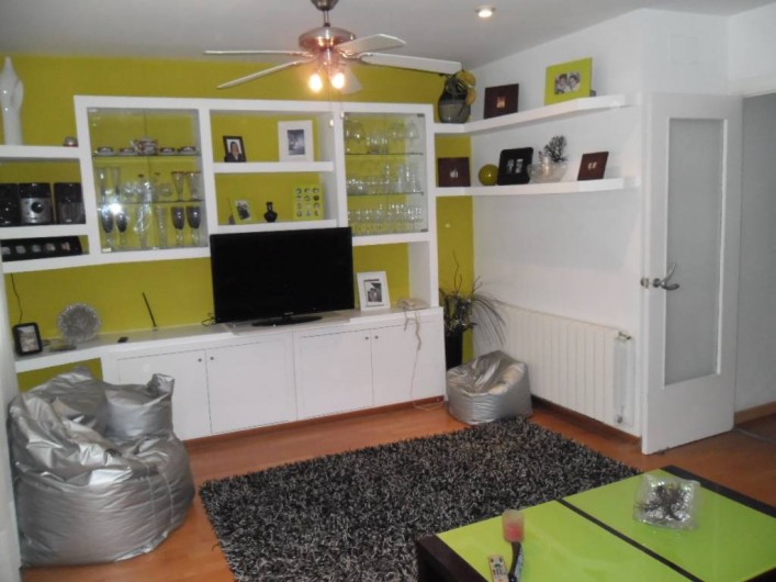 Location de vacances - Appartement à L'Estartit - VUE 1 DU SALON  AVEC VENTILATEUR AU PLAFOND ET CLIMATISATION