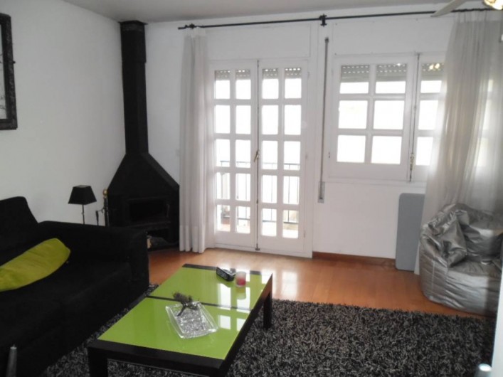 Location de vacances - Appartement à L'Estartit - VUE 3 DU SALON AVEC SORTIE SUR LE BALCON AVEC VENTILATEUR AU PLAFOND ET CLIMATIS