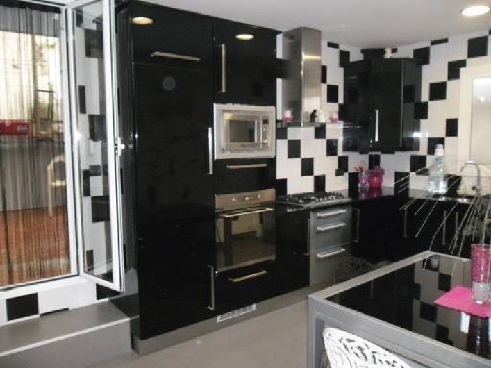 Location de vacances - Appartement à L'Estartit - VUE 1 DE LA CUISINE AVEC SORTIE VERS LA TERRASSE