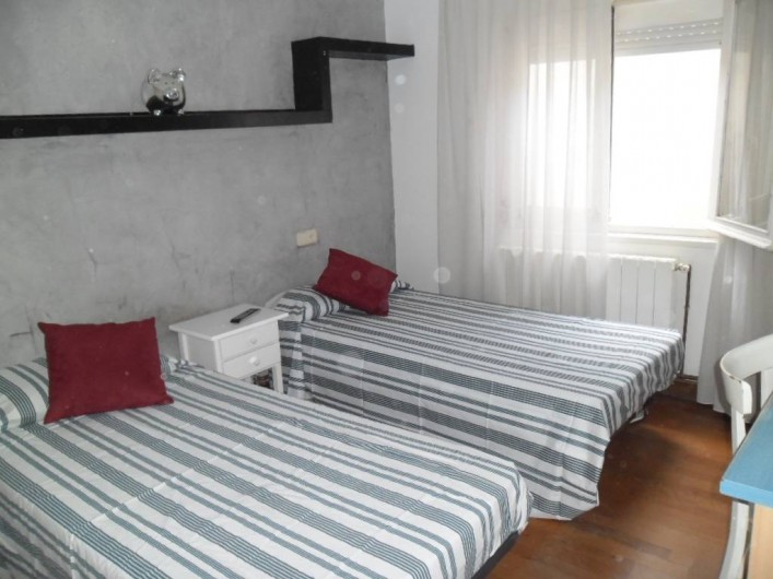 Location de vacances - Appartement à L'Estartit - CHAMBRE 2 LITS INDIVIDUELS AVEC TV ET CLIMATISATION AVEC VENTILATEUR AU PLAFOND