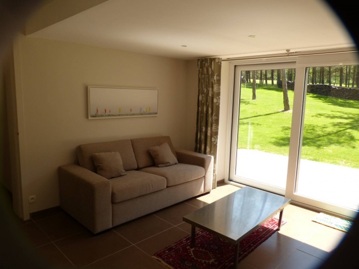 Location de vacances - Appartement à Hardelot-Plage - salon avec le divan lit et la vue sur le jardin et golf
