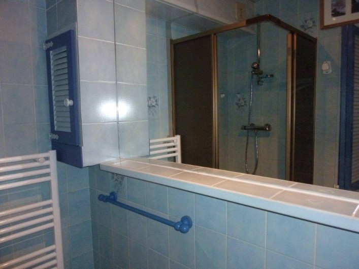 Location de vacances - Appartement à Saint-Sorlin-d'Arves - Cabinet de toilette: cabine de douche, sèche serviettes,