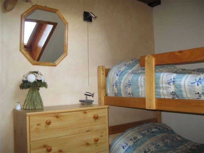 Location de vacances - Appartement à Saint-Sorlin-d'Arves - Mezzanine:  commode, lit de bébé