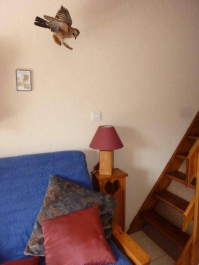 Location de vacances - Appartement à Saint-Sorlin-d'Arves - Coin salon : canapé clic clac  TV