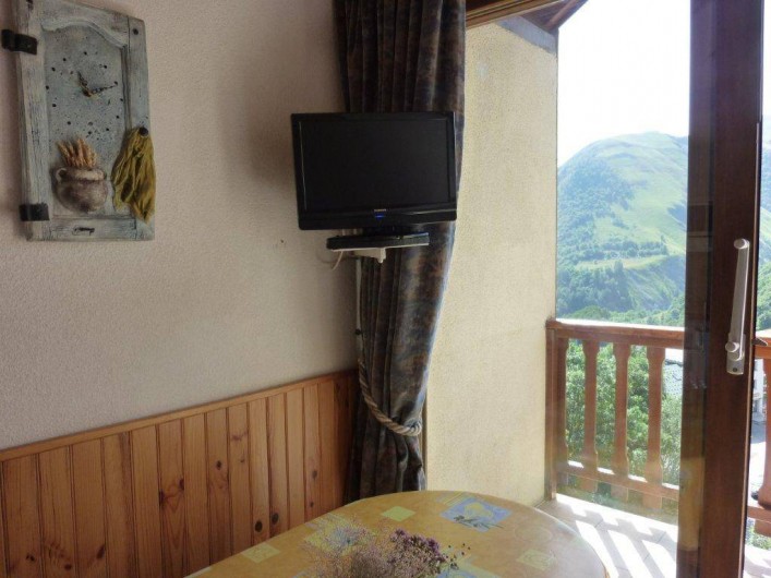 Location de vacances - Appartement à Saint-Sorlin-d'Arves - Coin séjour, balcon exposé sud, Vue superbe