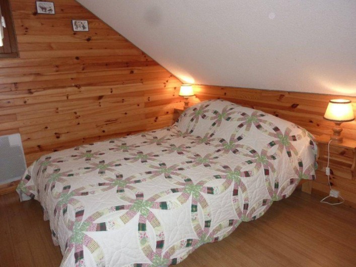 Location de vacances - Appartement à Saint-Sorlin-d'Arves - Chambre 1 niveau bas du duplex      lit 140cm