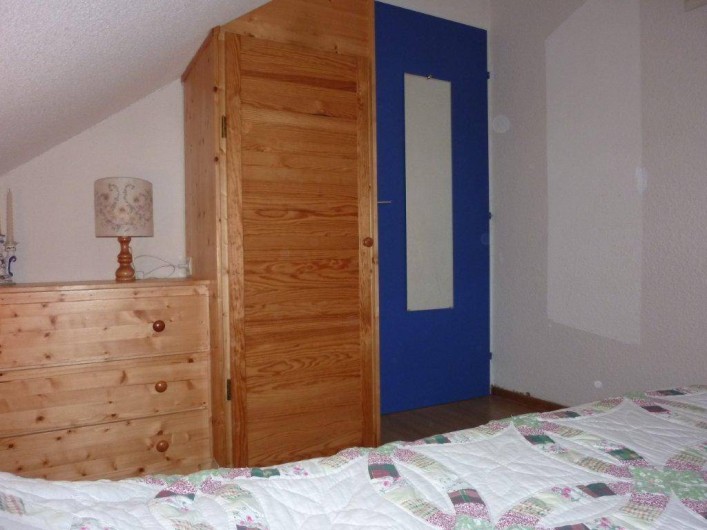 Location de vacances - Appartement à Saint-Sorlin-d'Arves - Chambre 1:  fenêtre, commode et penderie